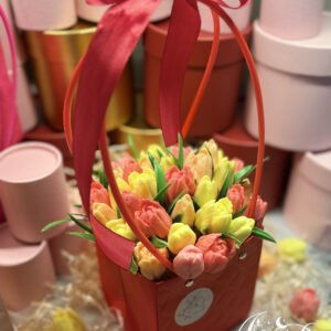 Rankų darbo muilo tulpių puokštė krepšelyje