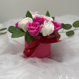Rožių puokštė (baltos ir ryškiai rožinės spalvos) apvalioje dėžutėje