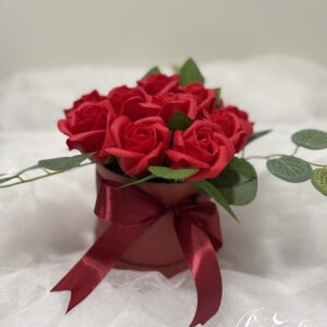 Rožių puokštė (raudonos spalvos) apvalioje dėžutėje