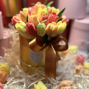 Rankų darbo muilo tulpių puokštė apvalioje dėžutėje