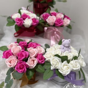 SUKURK SAVO Rožių puokštė apvalioje dėžutėje