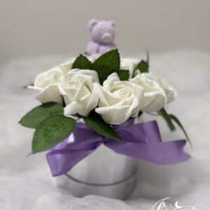 Baltų rožių puokštė apvalioje dėžutėje su meškiuku