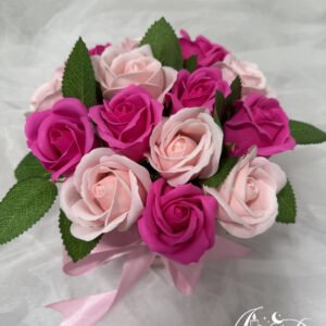 Rožių puokštė (ryškiai rožinės ir šviesiai rožinės spalvos) apvalioje dėžutėje